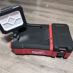 Milwaukee M12 PACKOUT Floodlight 