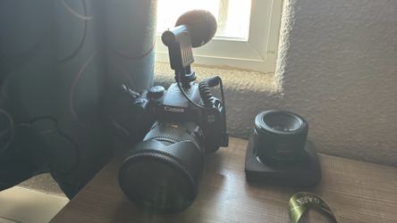 Canon EOS 700D with also included a lens 50mm