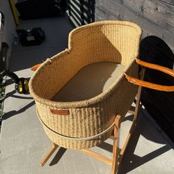 Design dua bassinet, rocker basket