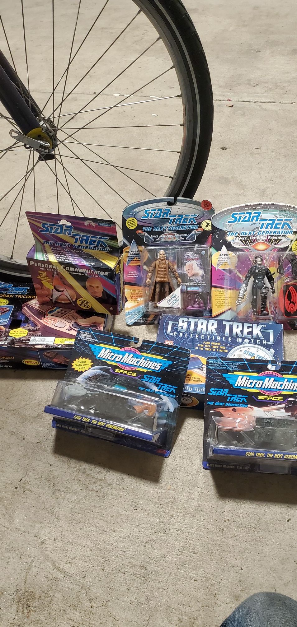 STAR TREK.......NEVER OPENED!!!
