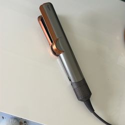 Dyson airstrait