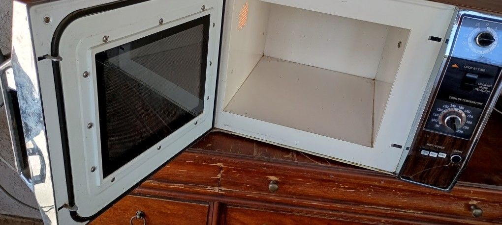 MICROWAVE BY GENERAL ELECTRIC.
VINTAGE MICROWAVE
ABOUT 1972.
WORKS LIKE NEW.
DIMENSIONS:
22" WIDE
20" DEPTH
15" TALL
CAN PLUG