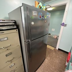 Whirlpool 21 cubic foot Refrigerator   