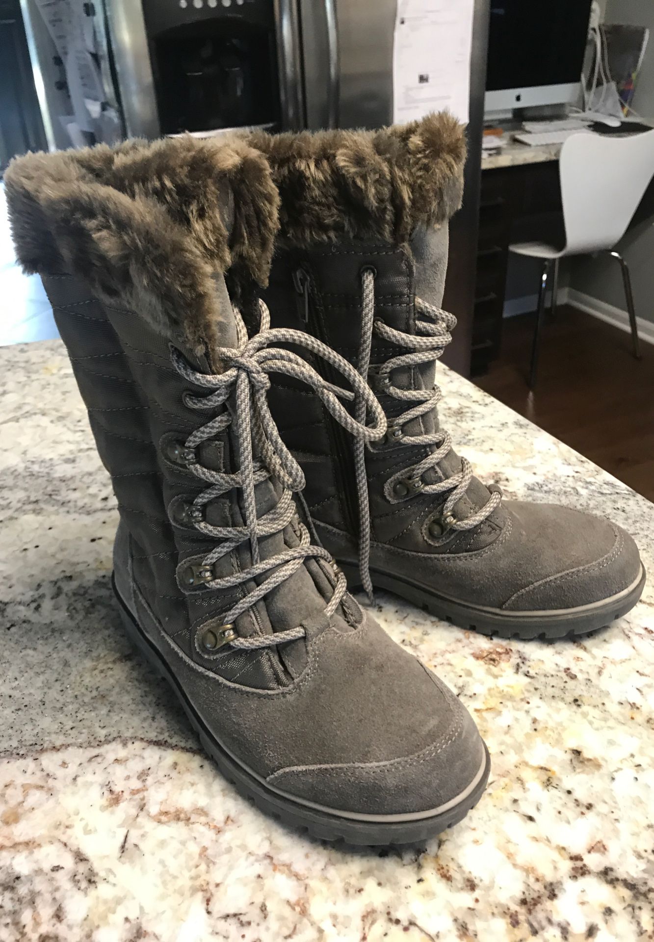 Girls/ women’s BARE TRAP boots size 6 1/2 worn only a couple times!