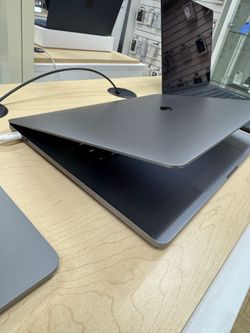 MacBook Pro 16 2.6 GHz 6core intel i7 16GB Ram 512GB Storage Intel UHD Graphics