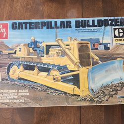 AMT Caterpillar Construction Bulldozer 1/25 Model Kit