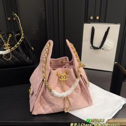 A versatile pink crossbody handbag
