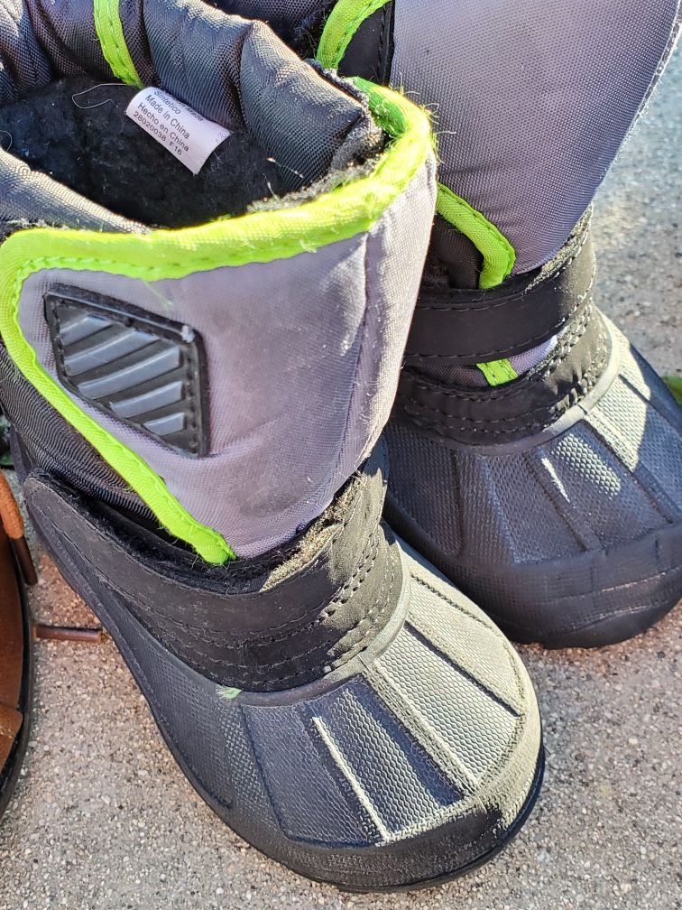 Snow boots size 6