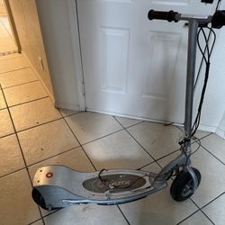 Razor E200 Electric Scooter – For Parts or Repair 