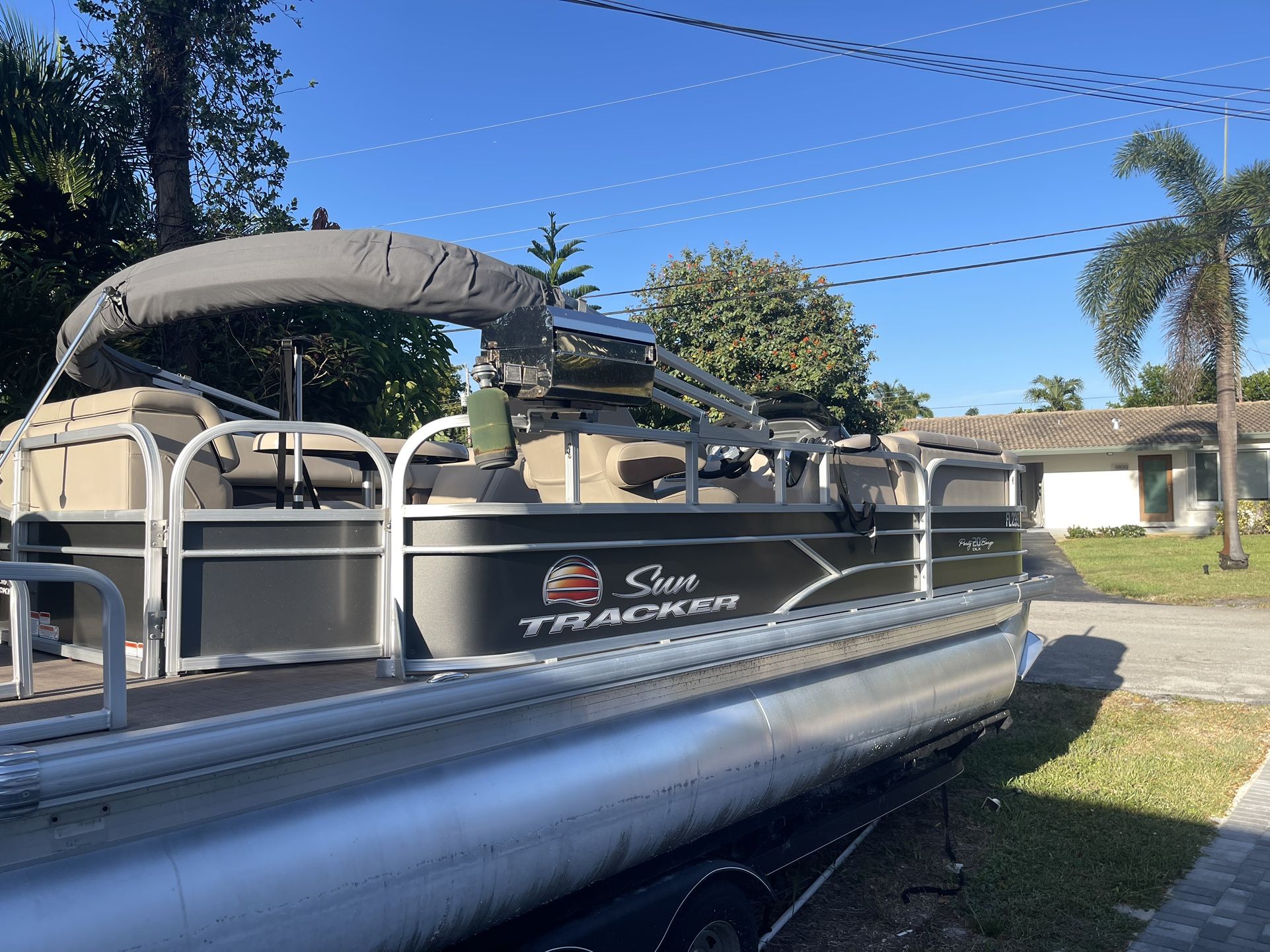 2021 Suntracker Pontoon Boat, Excellent