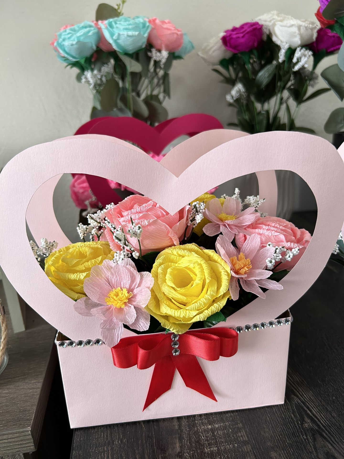 Heart-shaped box with roses and daisies 