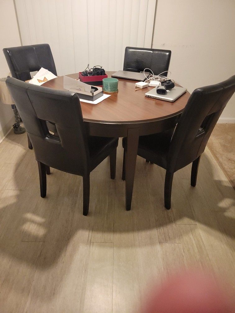 Round Table With Chairs