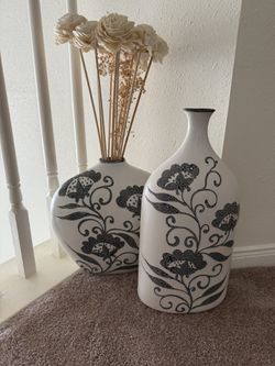 2 Beautiful vases $30