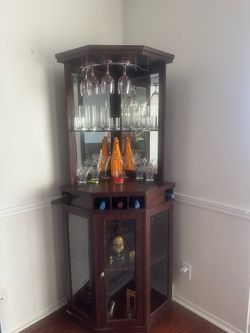 Cabinet great for corner and liquor