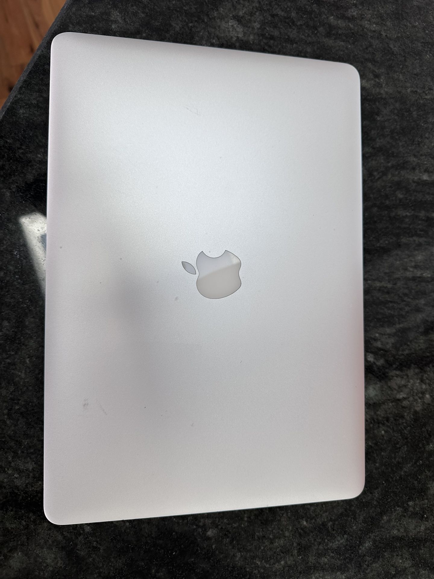 MacBook Pro Circa 2015 VINTAGE ! Works Great !