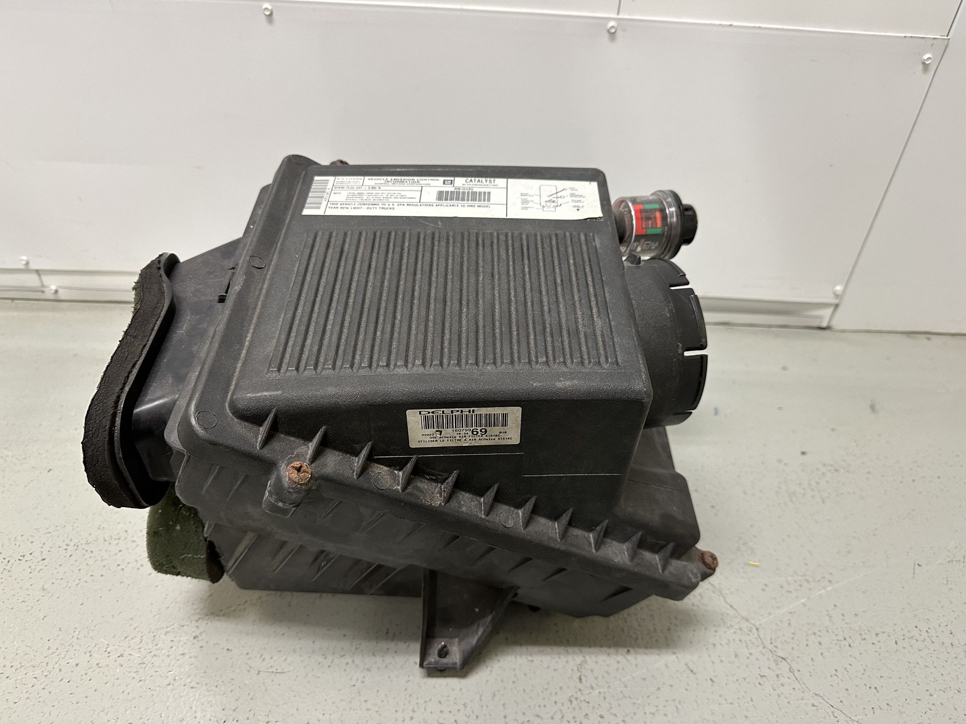 2002 Cadillac Escalade Stock OEM Air Cleaner Box w/ Filter - 6.0L V8