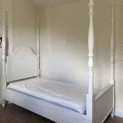 Kids Magnolia Homes Twin Poster Bed
