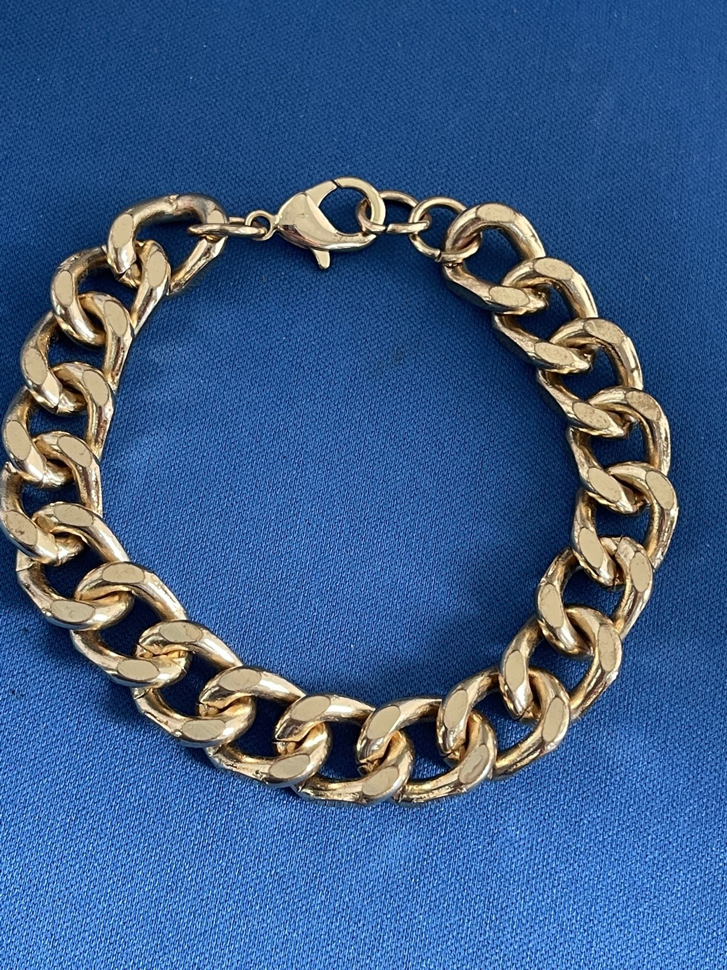 Men’s stainless steel gold color 8 1/2” heavy bracelet. Pick Up in Jupiter.