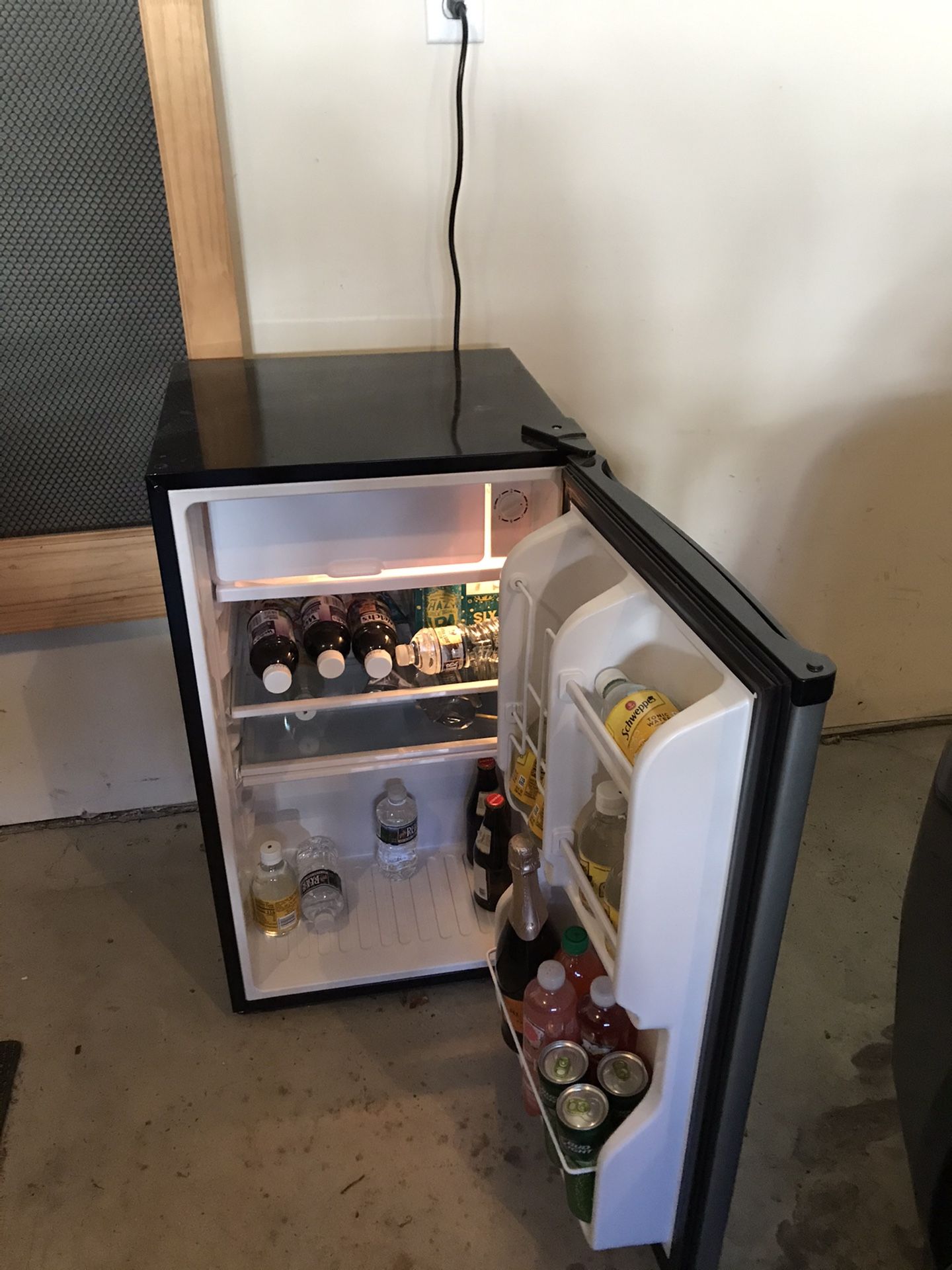 Mini FridgeHMBR350SE Magic Chef 3.5 Cu. Ft. Mini for Sale in