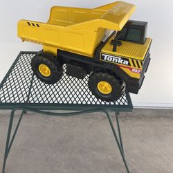 Tonka Large Dump Truck - Model 852 In Like New Condition. - Kept Inside House. Made Of Metal And Plastic 