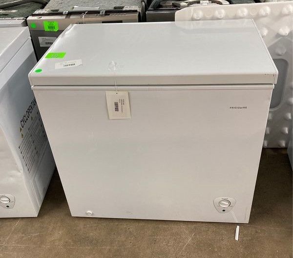 Frigidaire deep freezer FFFC07M to you W I8Q0 for Sale in Corona, CA
