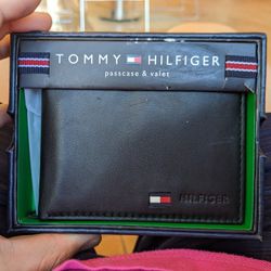 Tommy Hilfiger Men's Genuine Leather Passcase Wallet with Multiple Card Slots

