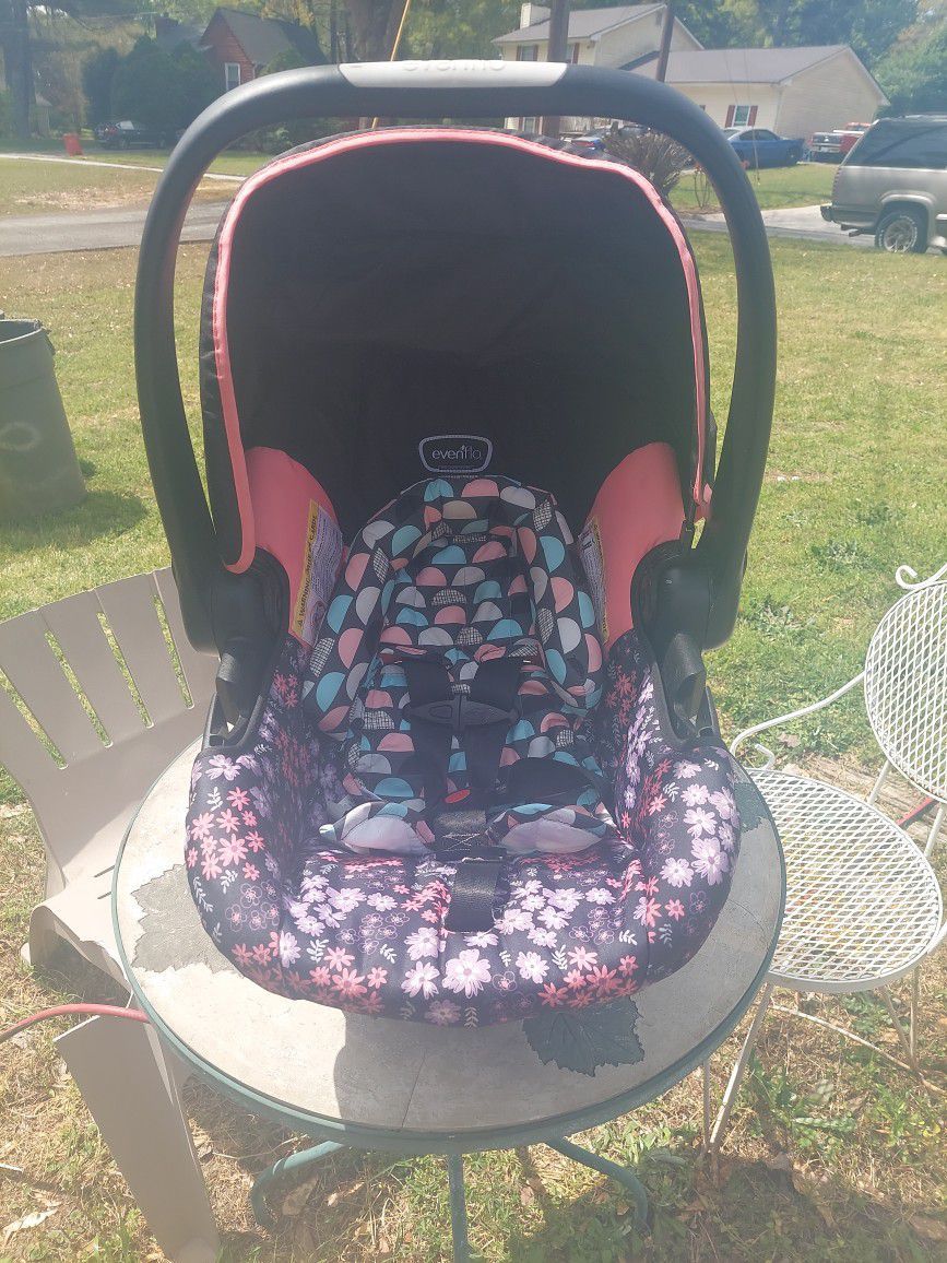 Evenflo Infant Carseat (Includes 3 Bases)