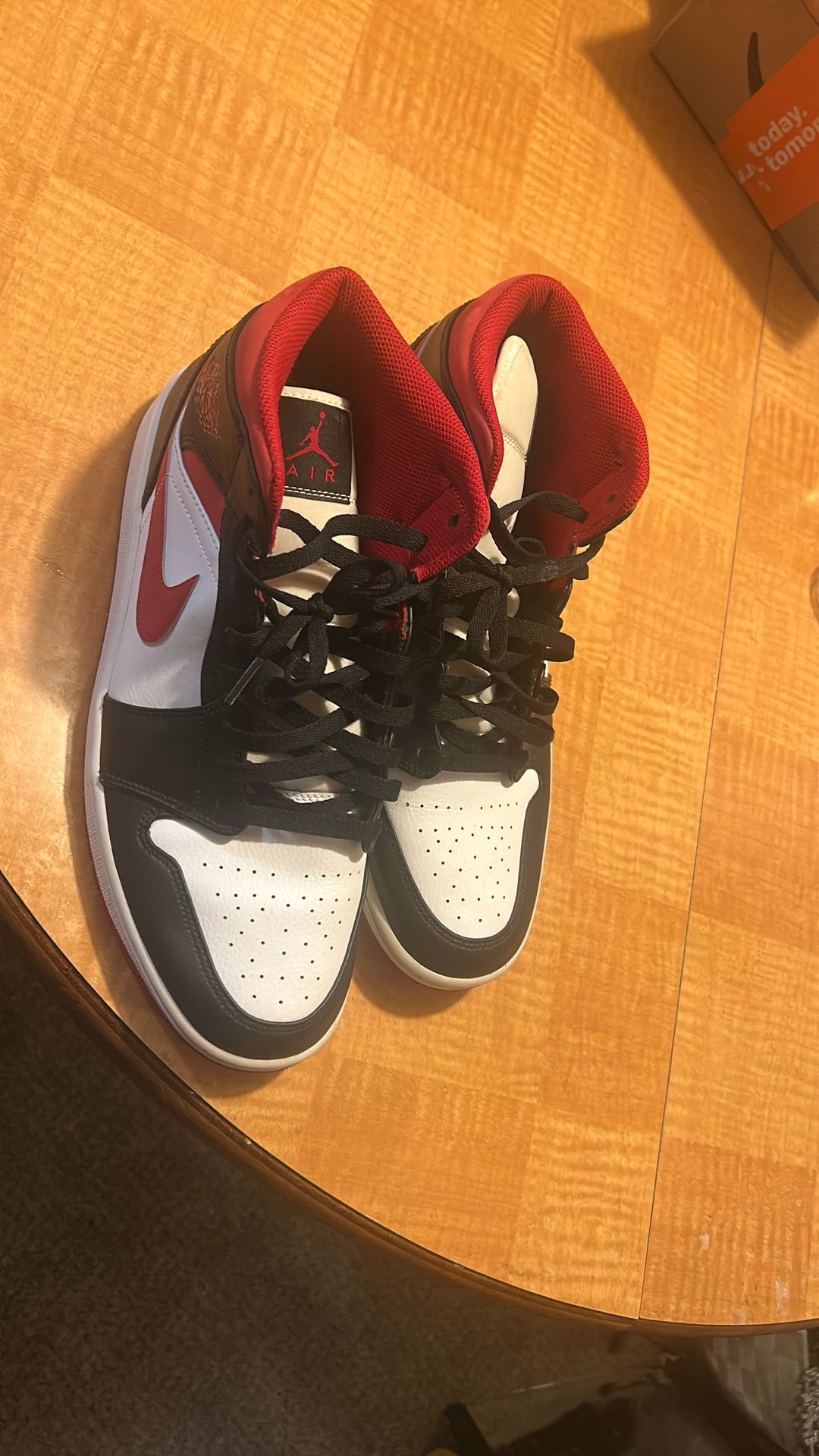 Air Jordan 1 Mid ‘black Gym Red’