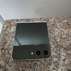 Like New: Unlocked Samsung Flip 5...256GB