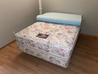 Full size mattress, boxspring and bedframe