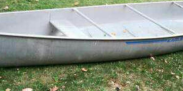 Photo Vintage Aluminum Canoe! Grumman 17 long