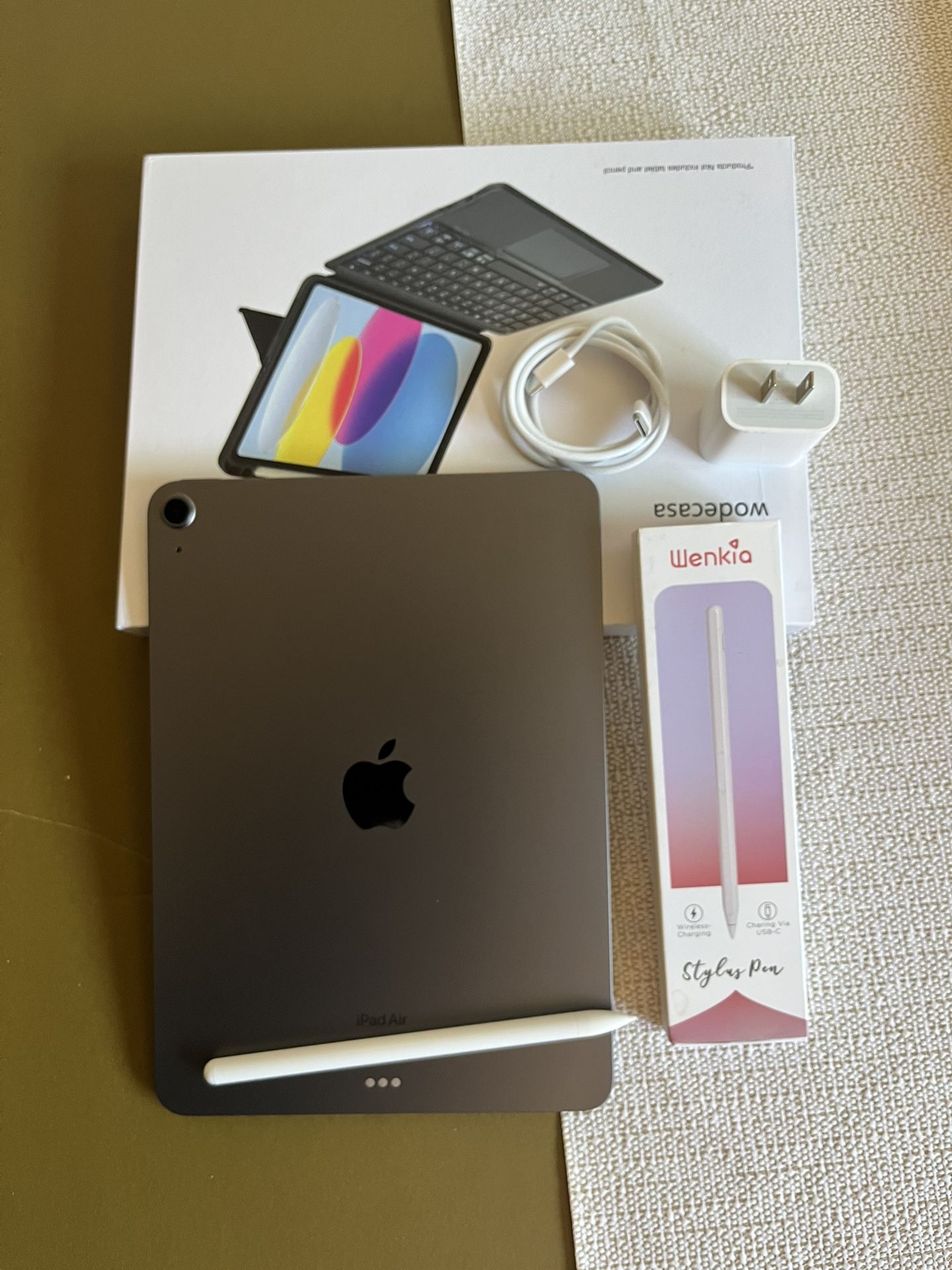 Apple iPad Air 5th Generation (M1 Chip) 256gb with Box, Pen And