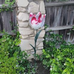 Yard Art 4' Metal Tulip 4 Feet Tall - Price Is Firm Cash Only