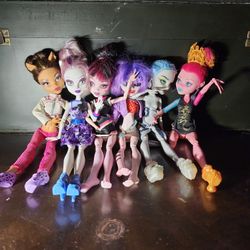 Six Monster High Dolls