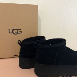 Black Platform Uggs Size 8 (mini) 