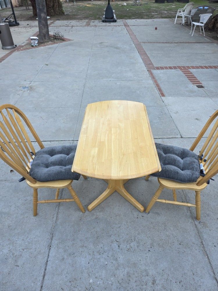 Dual Table And Chairs 40-in Round 2 Chair