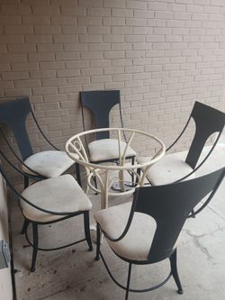 https://offerup.com/redirect/?o=NS5raXRjaGVu.chairs.n.table