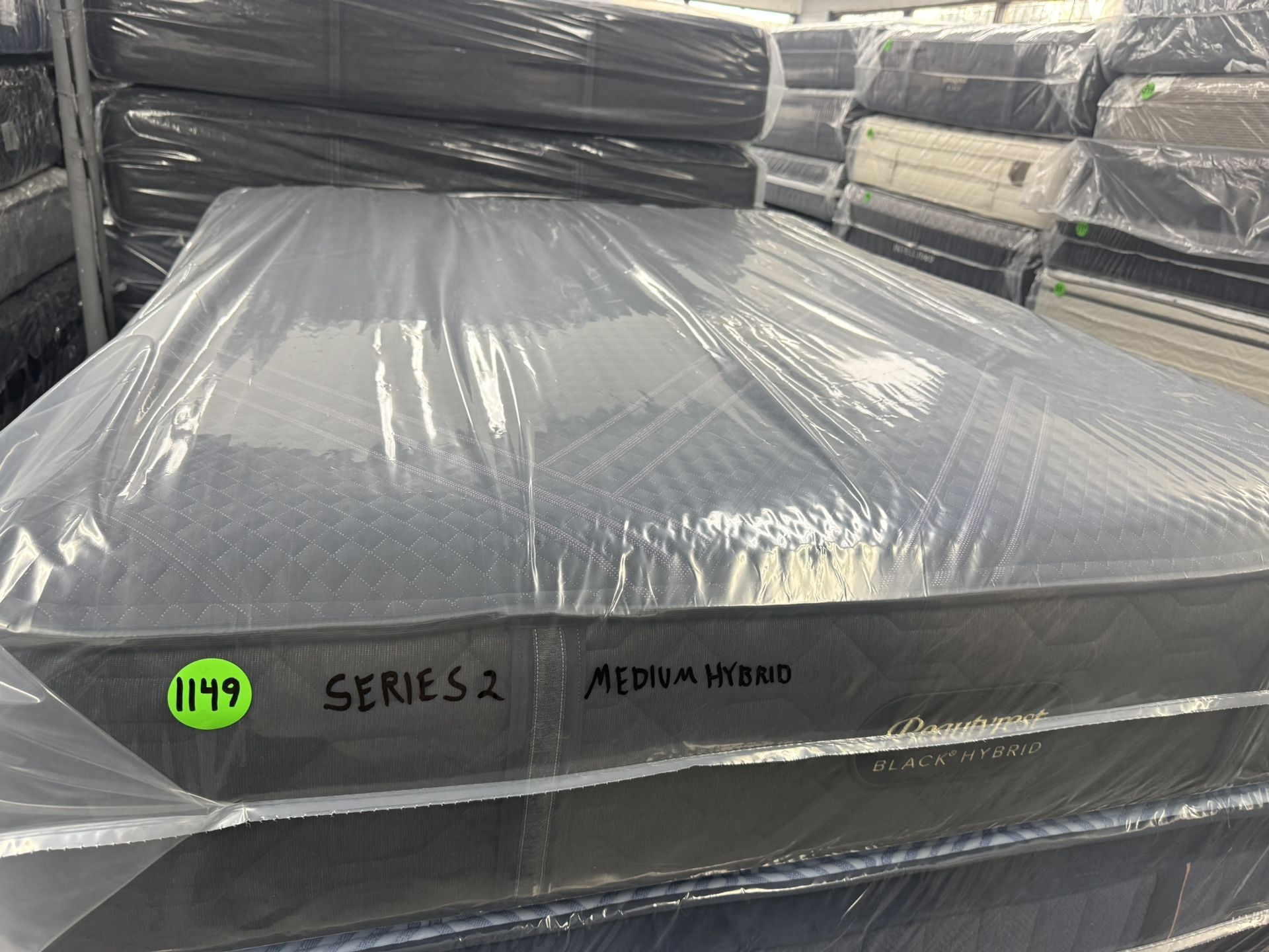 QUEEN SIZE SIMMONS BEAUTYREST BLACK SERIES 2 (MEDIUM) HYBRID MATTRESS & BOX SPRING BED SET