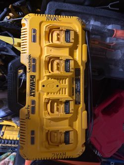 DEWALT 4 Port Fast Charger