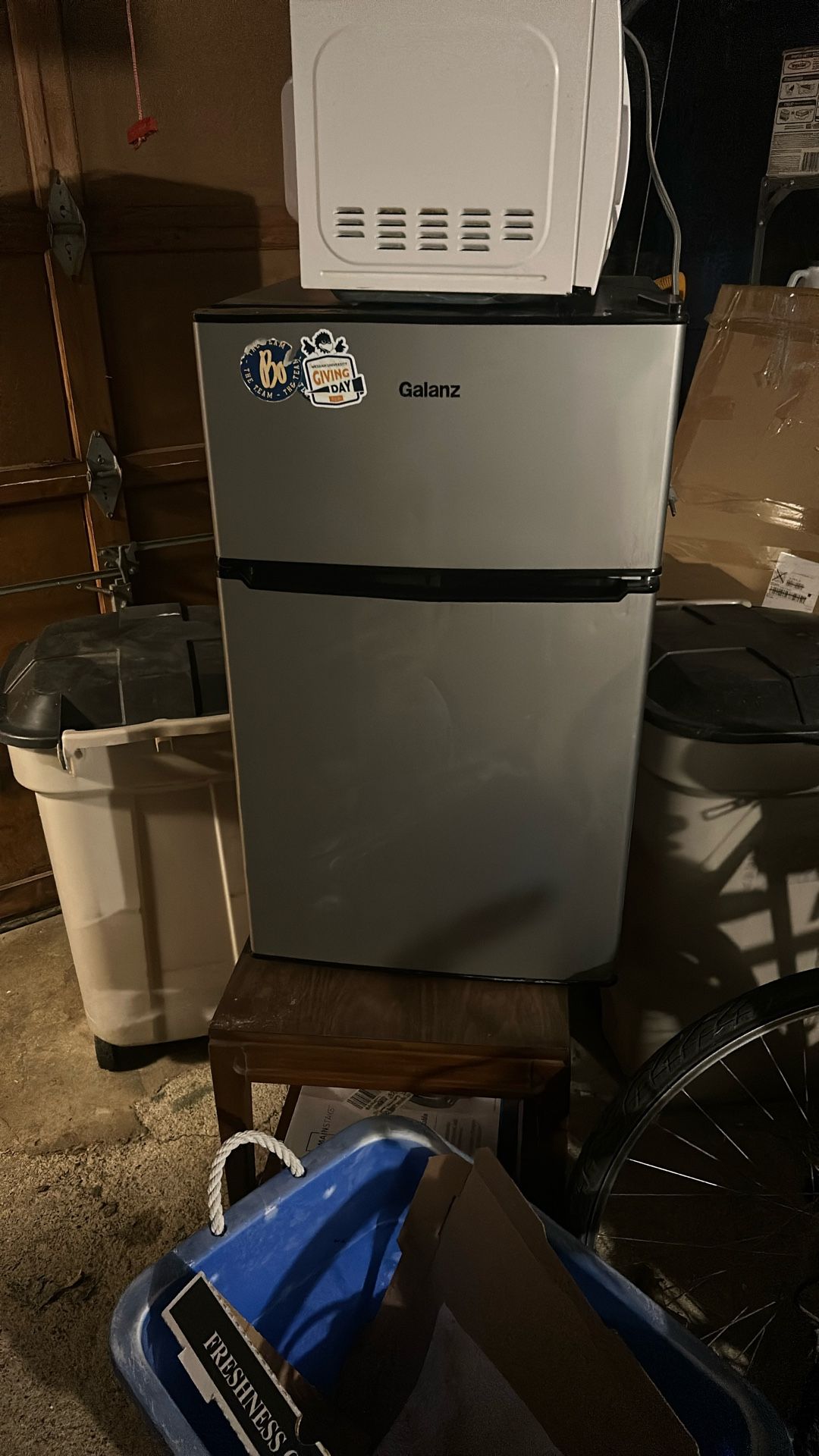 Mini Fridge / Refrigerator