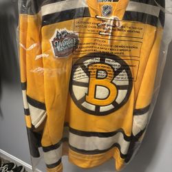 2010 Boston Bruins( NO #) Winter Classic Brand New tags adult Male Medium