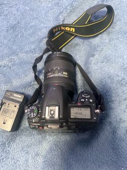Nikon D7000, 18-200mm lens, battery, charger and cable