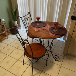 30” Table with 2 chairs, good condition 