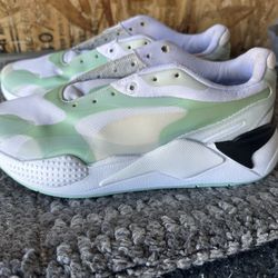 Pumas Women’s Tennis shoes 