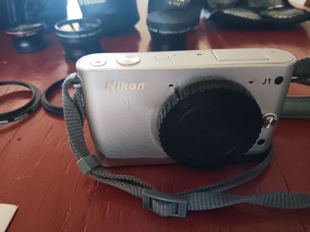 Nikon 1 J1 CAMERA LOT