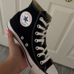 Size 7.5 Women’s Converse 