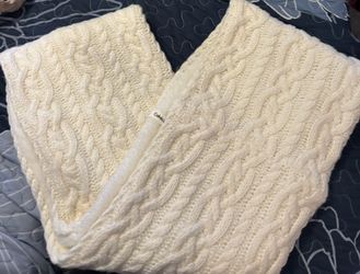 New!  Calvin Klein Crm Infinity Scarf o/S