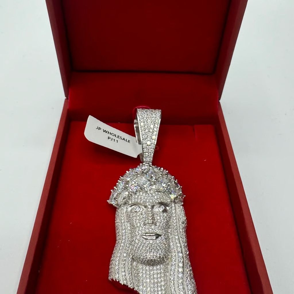 A Moissanite Pendent in 925 Sterling Silver with a CTW of 10.98 in Bugget Style.
