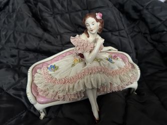 ANTIQUE VERY RARE AELTESTE VOLKSTEDT DRESDEN LACE PORCELAIN FIGURINE