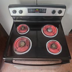 Like New ✨️🚨🔆Whirlpool🔆🚨✨️ S-Steel Coil Top Stove 
